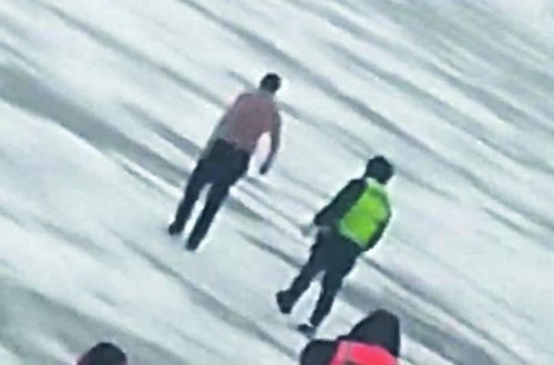 Rusiyalıdan qəribə etiraz: Təyyarədən düşərək uçuş-enmə zolağında soyundu – VİDEO