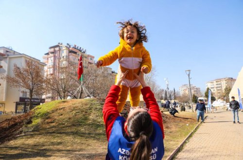 Azərbaycan könüllüləri ötən həftə qardaş ölkədə minlərlə zərərçəkənə xidmət ediblər - FOTO