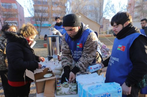 Азербайджанские волонтеры продолжают помогать пострадавшим в результате землетрясения в Турции