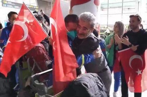 Çinə qayıdan xilasetmə qrupu türk bayraqları ilə qarşılanıb