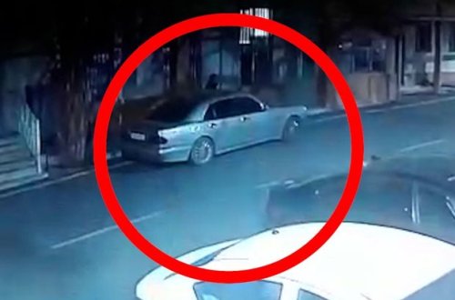 Bakıda sərxoş kişinin avtomobilləri cızmasının görüntüləri - ANBAAN VİDEO