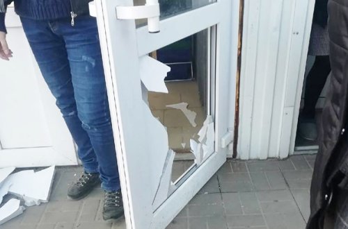 Ata elçiliyə gələnlərə qapı açmadı, dava düşdü - Həbs edilən var