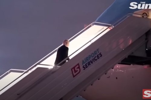 Bayden təyyarəyə minərkən yıxıldı - Video