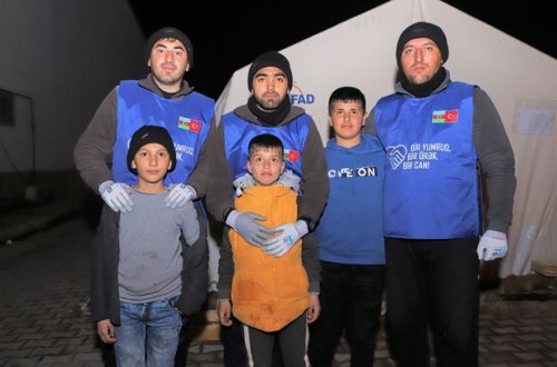 Azərbaycan könüllüləri Malatyada uşaqlar üçün çadırlar qurublar - FOTO
