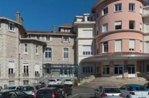 Fransada orta məktəb şagirdi tərəfindən bıçaqlanan müəllim ölüb