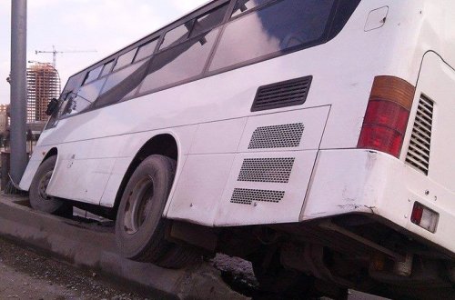 Azərbaycanda sərnişin avtobusu qəza törətdi - Ölən var
