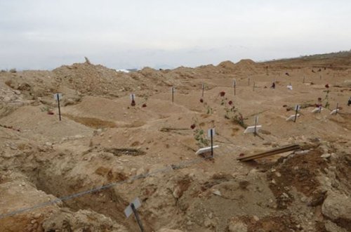 Türkiyədəki zəlzələdə 300 evi olan kənd iki dağın altında qaldı - FOTO