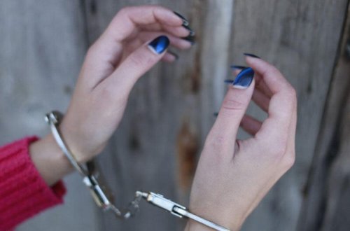 Sərxoş ana 12 yaşlı qızının başına qayçı atdı