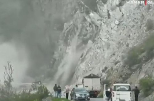Peruda nəhəng qaya parçası avtomobillərin hərəkət etdiyi yola düşdü - VİDEO