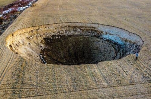 Türkiyədə daha bir MÜƏMMA: 12 metrlik çuxur əmələ gəldi - FOTO