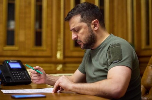 Zelenski Donbasda əməliyyatlar aparan komandanı vəzifəsindən azad edib