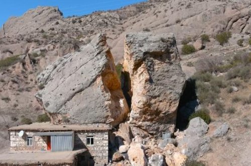 Nəhəng qaya parçası evə çırpılaraq ikiyə bölündü - VİDEO