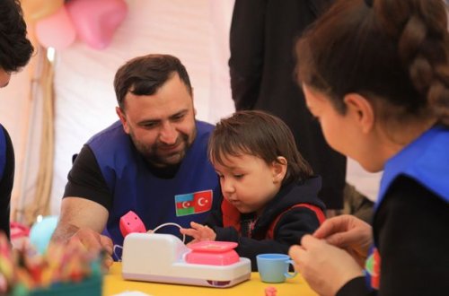 Azərbaycan könüllüləri zəlzələ bölgəsindəki zərərçəkən ailələrin və uşaqların qayğısına qalırlar - FOTO