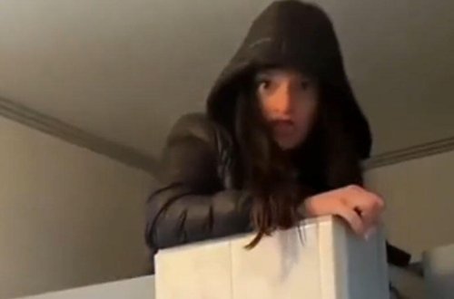 Məktəbli qızlardan biabırçı hərəkətlər - Oğlanlar tualetində... - VİDEO