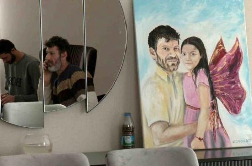 Məşhur müğənni fotosu ilə gündəm olan ataya ev hədiyyə etdi