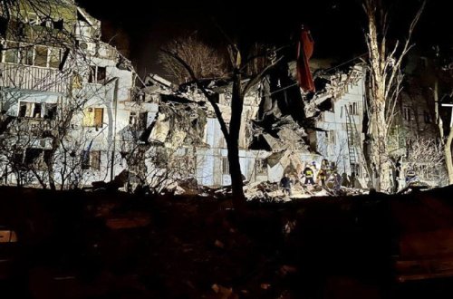 Zaporojyedə yaşayış binası raketlə vurulub, ölənlər və yaralananlar var