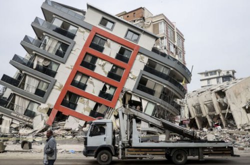Türkiyədə zəlzələdə uçan binalarla bağlı həbs olunanların sayı artdı