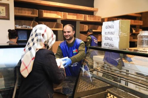 Azərbaycan gəncləri Türkiyədəki çörəkbişirmə məntəqəsində könüllü kimi çalışırlar - FOTO