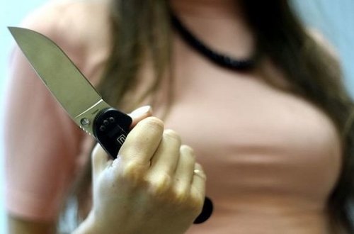 Uşaqlarına əsəbiləşən qadın özünü bıçaqladı