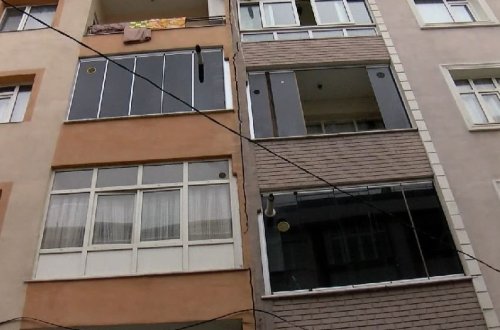 İstanbulda binada çatlar yarandı – FOTO