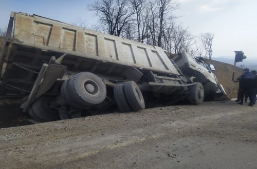 Xocalıda yük maşını su arxına aşdı - Foto