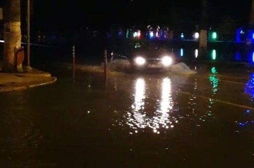 İskəndərunda dəniz yüksəldi, sahil yolu sular altında qaldı