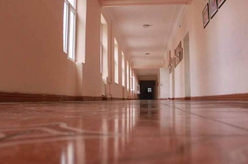 Azərbaycanda BİABIRÇI HADİSƏ - Müəllim dərsə gecikən şagirdə döşəmə sildirdi - FOTO