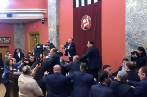 Gürcüstan parlamentində dava düşdü - VİDEO