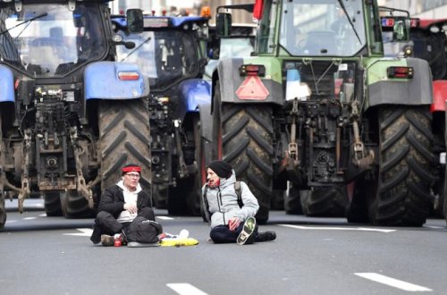 Belçikalı fermerlər traktorla nəqliyyatın qarşısını kəsib