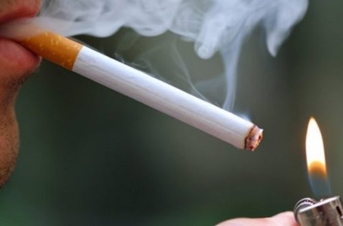 20 yaşlı gənc siqaret yandırarkən həyatının şokunu yaşadı - FOTO