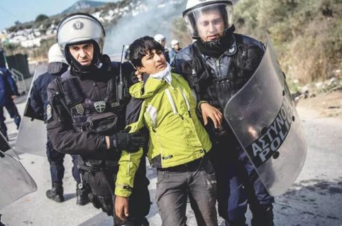 Yunan polisi immiqrantlardan milyonlarla avro oğurlayıb