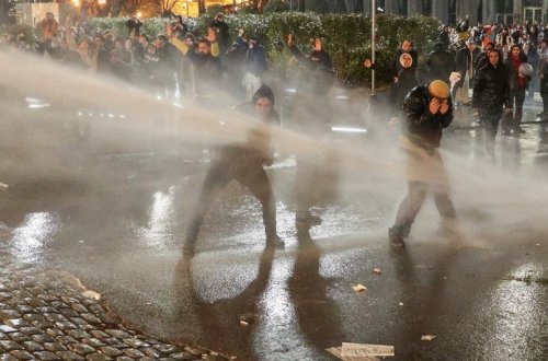 Tbilisidə xüsusi təyinatlılar mitinqi dağıtmağa başlayıb