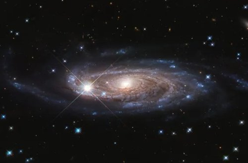 Sürətlə böyüyən qara dəlik kəşf edildi