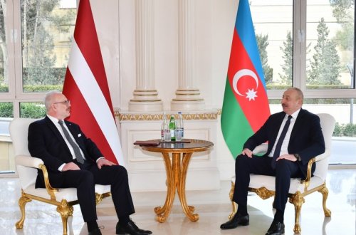 Azərbaycan və Latviya prezidentlərinin rəsmi lanç əsnasında geniş tərkibdə görüşü olub