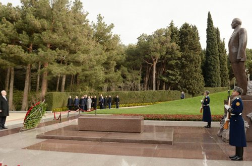 Latviya Prezidenti Heydər Əliyevin məzarını ziyarət etdi