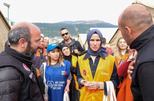 Azərbaycan könüllüləri Türkiyədə 8 mart münasibəti ilə zəlzələdən zərərçəkən qadınları sevindirib - FOTO