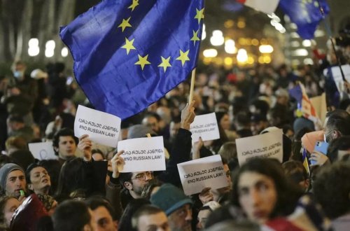 Gürcüstan parlamenti etirazlara səbəb olan qanun layihəsini geri çəkdi