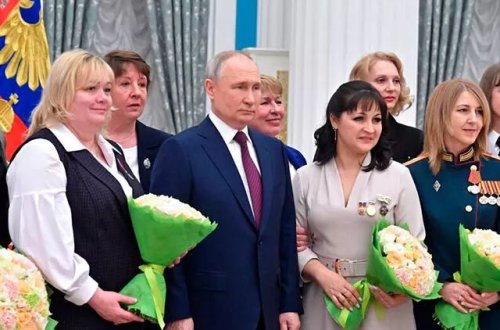Putin qadınları dövlət medalı ilə təltif edib
