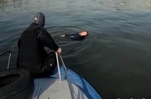 Bulvarda batan şəxs belə xilas edildi - Video