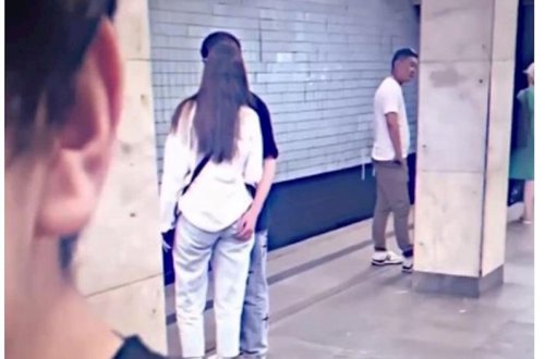 Metroda əxlaqsızlıq edən cütlüyün görüntüləri yayıldı — VİDEO