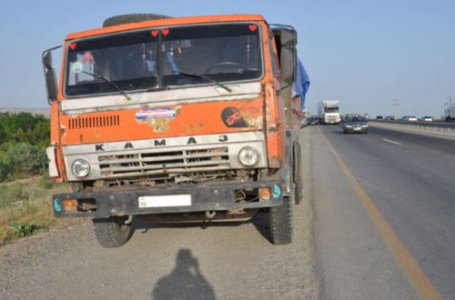 DTX işçisi olduğunu deyib pul alan “KamAZ” sürücüsü məhkəmə zalında həbs olunub