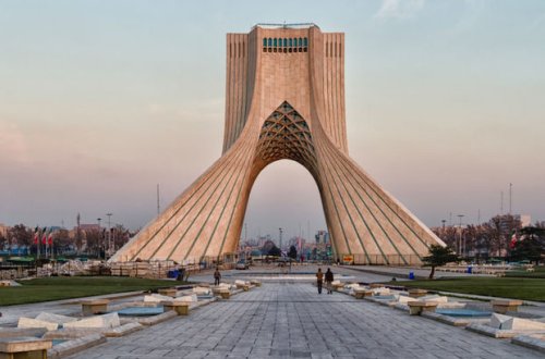 İranda qadın hicab taxmadığına görə bankdan pulunu ala bilmədi - VİDEO