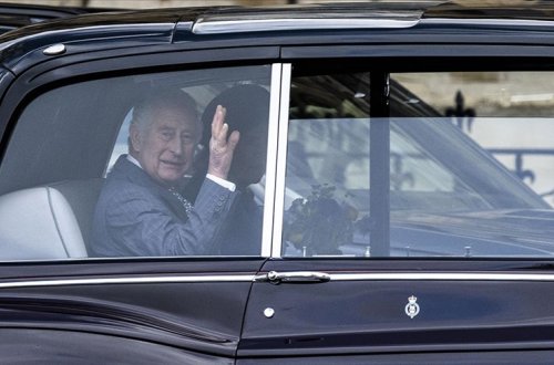 Kral Çarlzın təsviri olan ilk markalar istehsal edildi