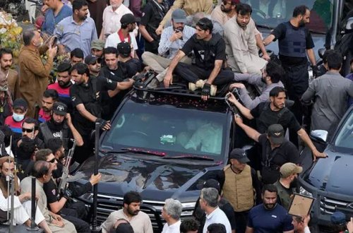 Pakistanın keçmiş baş naziri Xanın tərəfdarları polisə hücum edib: 8 nəfər YARALANIB