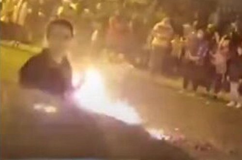 Tehranda qızlar başından şalını açaraq çərşənbə tonqalına atdılar - VİDEO