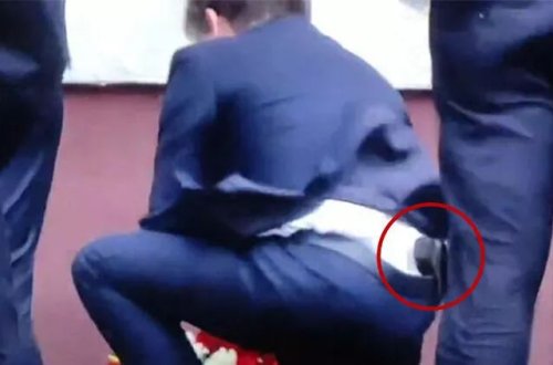 Polşanın ədliyyə naziri Ziobro belində silahla görüntülənib