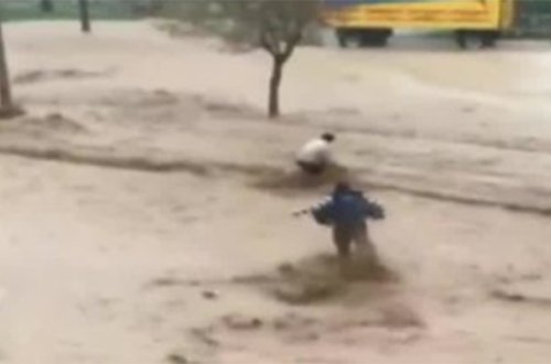 Ana və övladı seldən belə xilas oldu - Video