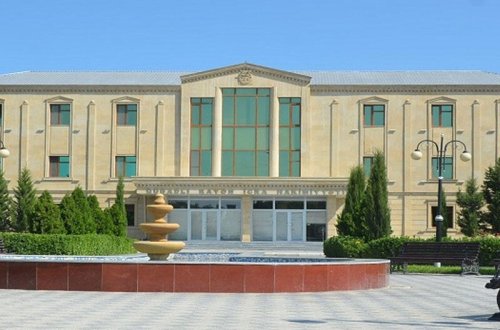 Vəzifəli şəxs İcra Hakimiyyətinin qarşısında bıçaqlandı