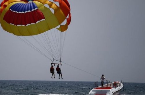 37 yaşlı paraşütçünün başına oyun gəldi: Köpək balığı kişinin ayağını qopardı