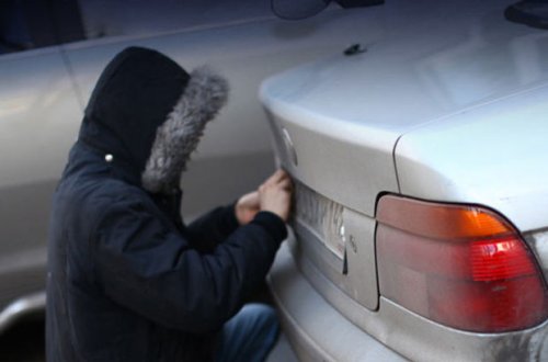 Bakıda avtomobilin nömrəsini oğurlayaraq pul tələb edən şəxs saxlanılıb